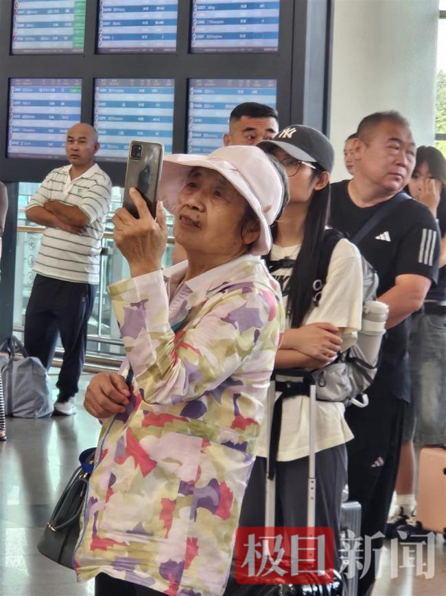旅客为等烈士专门改签机票 见证英雄归来