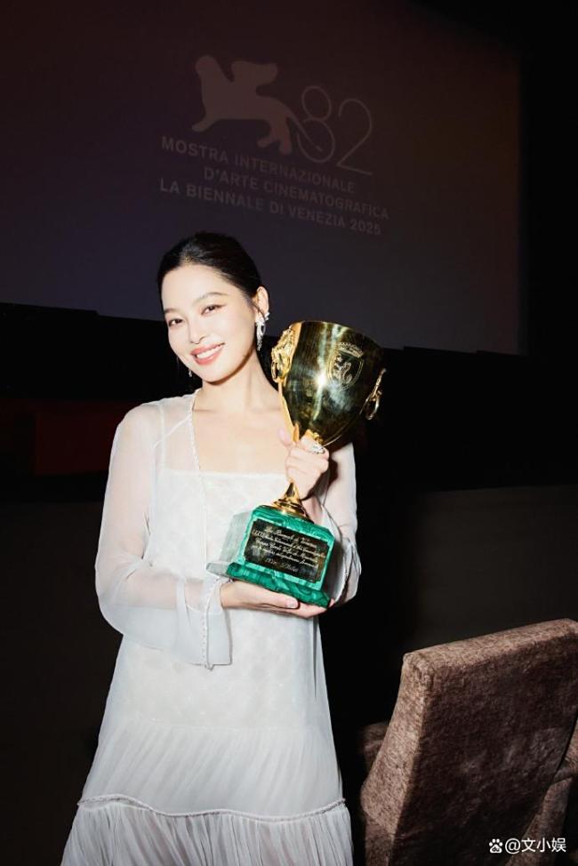 辛芷蕾妈妈得知女儿获奖哭了 骄傲与心疼交织