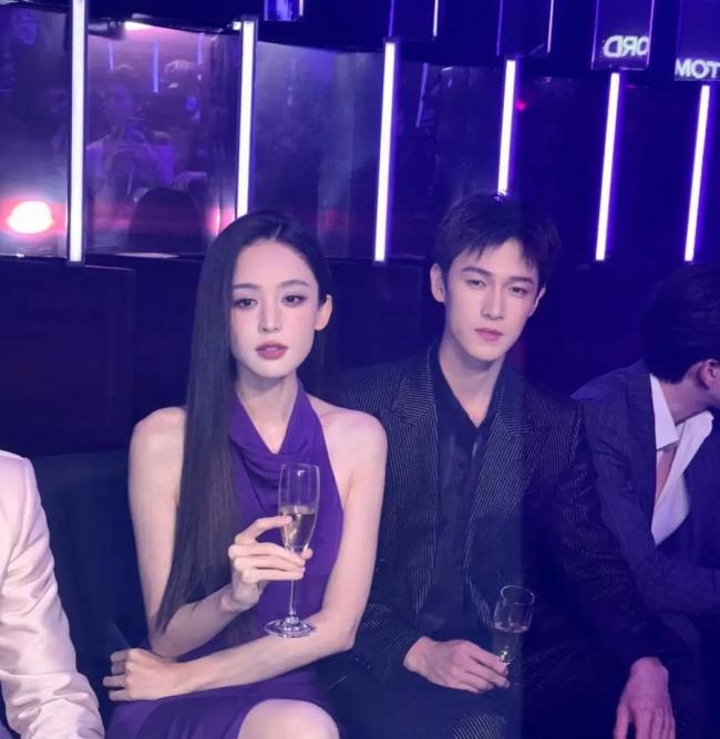 古力娜扎紫色挂脖长裙造型 美到失语的仙子