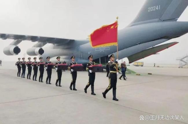 运-20舱内视角看英烈回家 英雄荣归故里