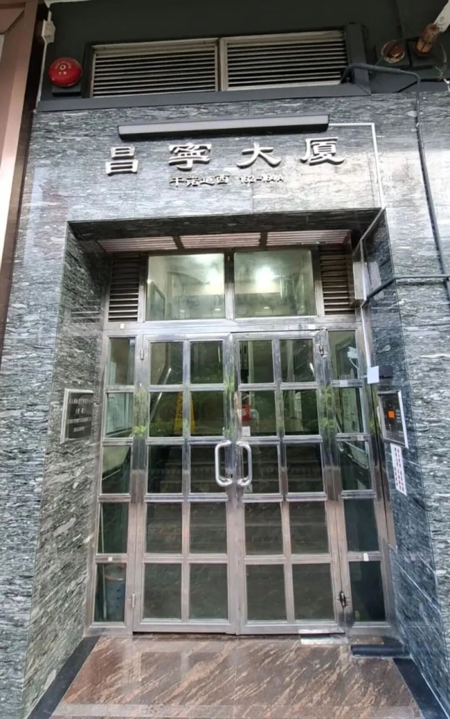18岁女生香港坠楼离世 涉假冒官员诈骗案