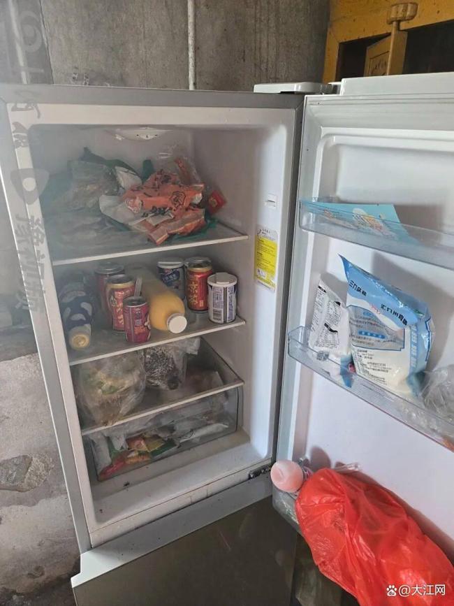 男童陪伴妈妈遗体数日 生父发声 承诺抚养孩子长大