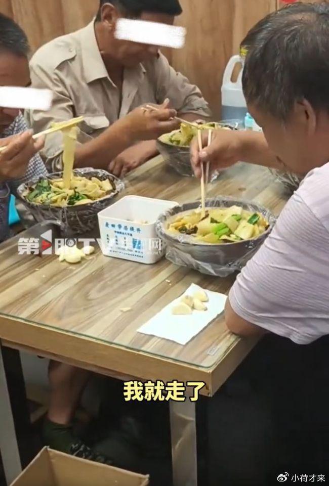 4位陌生大叔没钱吃饭 女子请吃面 善举温暖人心