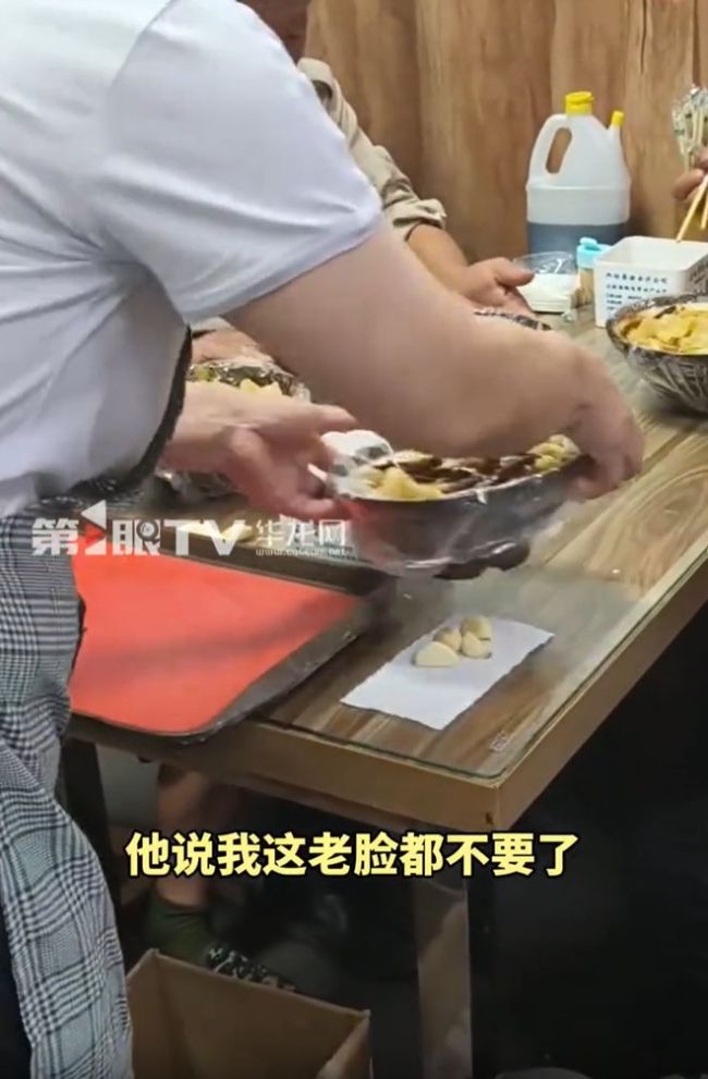 四个大叔饿一天求助 女子请他们吃面：我宁愿信一次