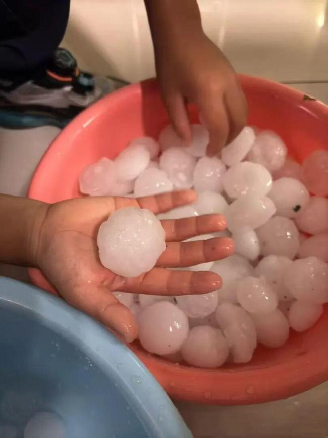 北京满地冰雹像下雪一样