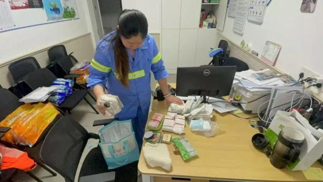 环卫工捡到40万现金急送派出所 拾金不昧暖人心