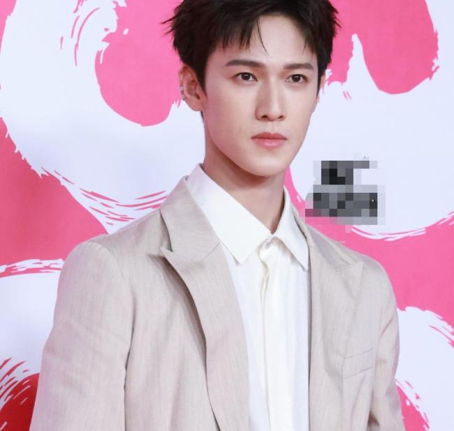 刘雨昕迪奥大合影C位 时尚活动明星站位解析