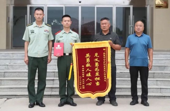 勇救2名落水群众的武警战士，荣立二等功！
