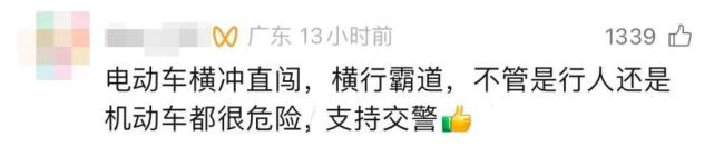 女子骑车横穿马路与汽车相撞 交警的执法全网点赞