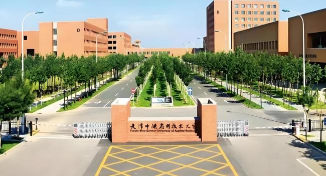 参加九三阅兵女民兵为入伍弟弟送行 家族荣光延续