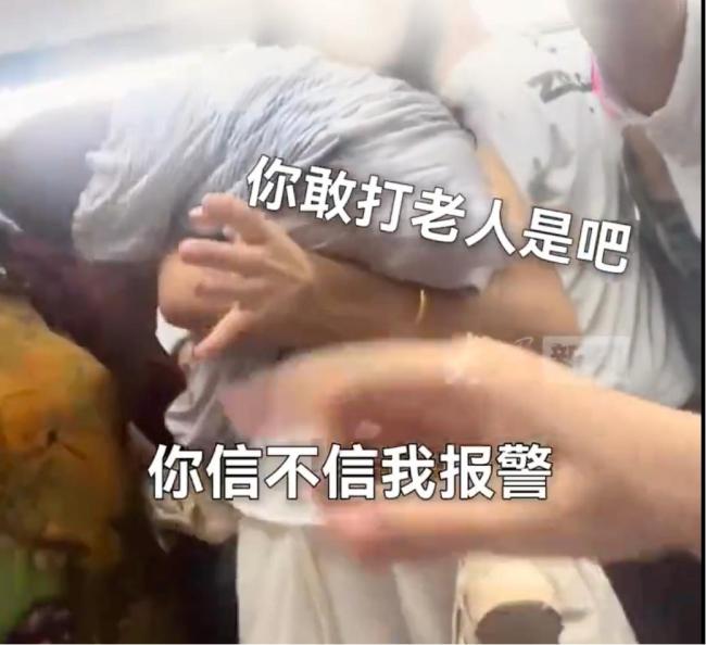 警方介入女子地铁拒让座被大妈打 拒绝道歉引发争议