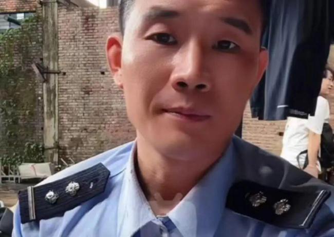 男演员“嘎子谢孟伟”公开道歉，警方介入调查 身着警服直播带货引发争议