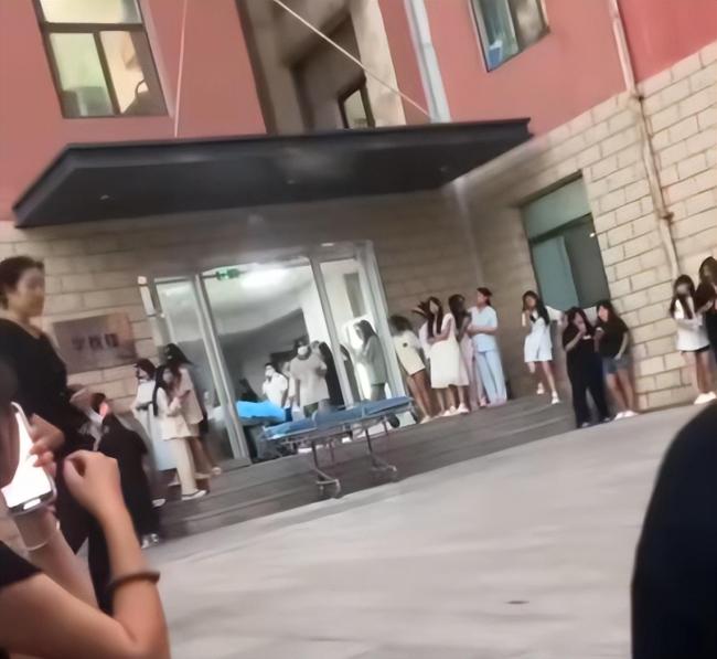 媒体评大二女生宿舍内分娩 责任归属引发热议