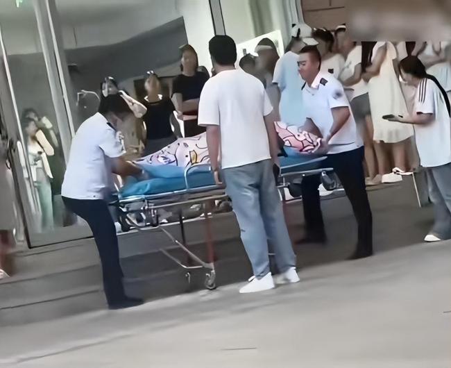 媒体评大二女生宿舍内分娩 责任归属引发热议