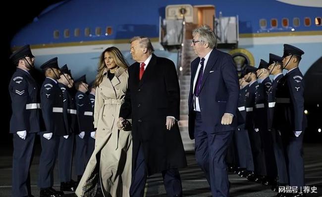 特朗普抵达英国:与夫人牵手走下飞机 再次访问彰显外交礼节