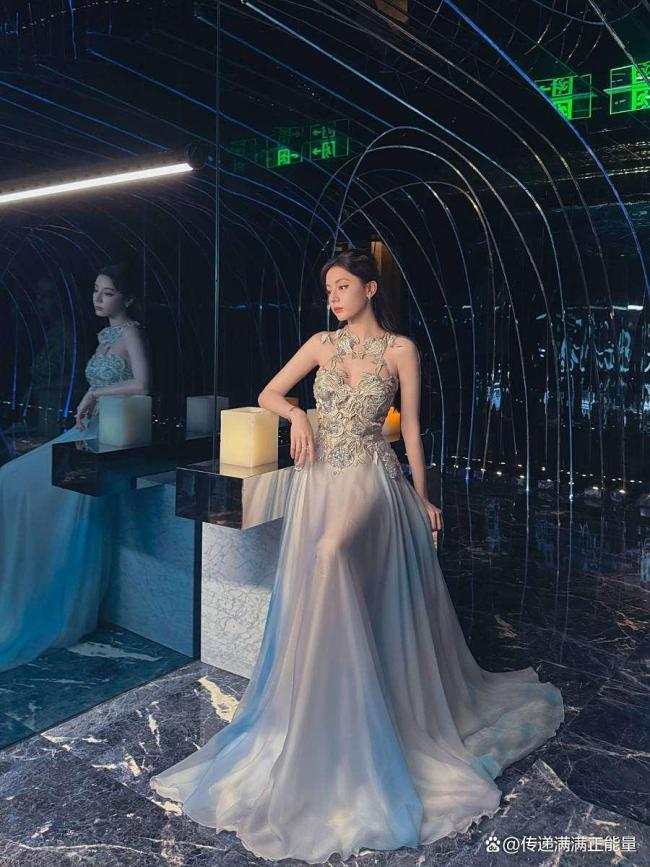 迪丽热巴这是看到美女了 自信美出圈