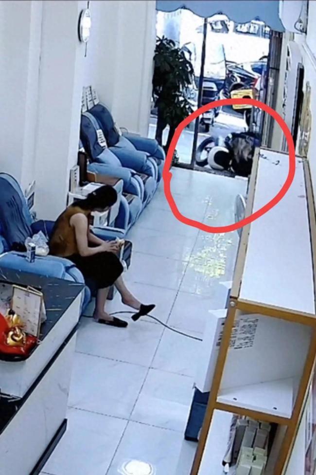女子骑平衡车摔倒骨折质疑路不平