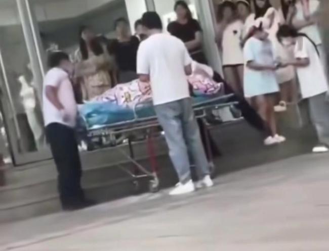 女生在宿舍生娃大人小孩平安 校园分娩引热议