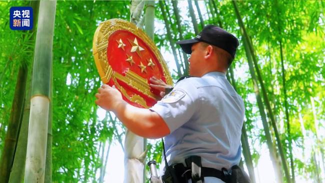 这群人为啥要背着国徽进山？司法服务送上门