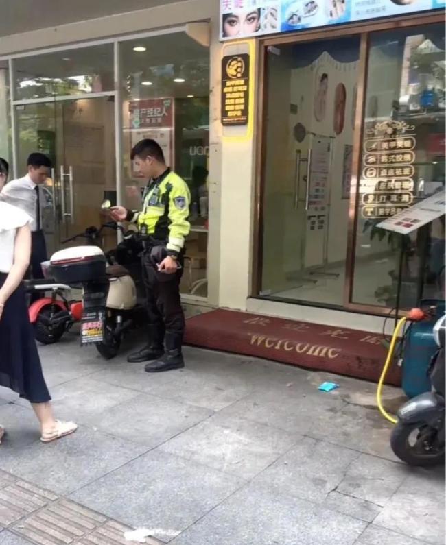 女子骑平衡车摔倒骨折质疑路不平 推卸责任引争议