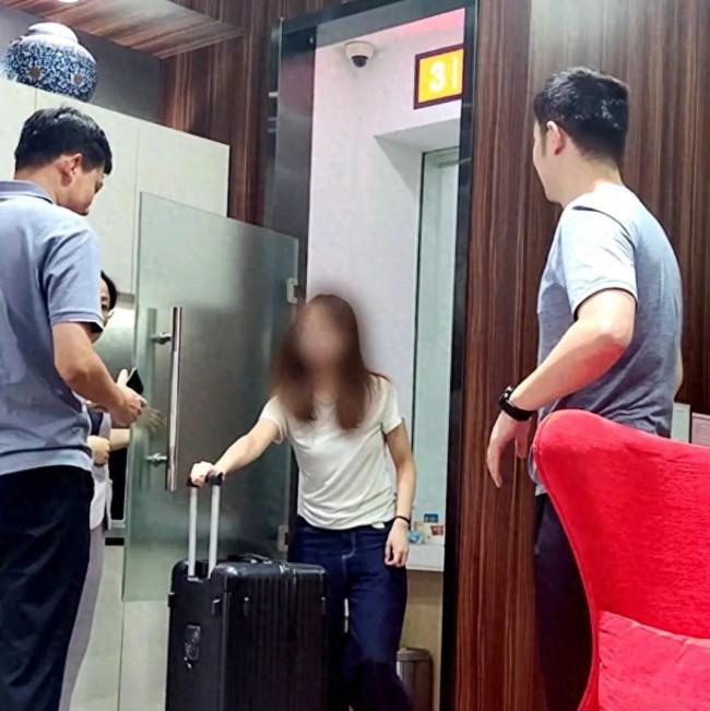 18岁留学女孩被实时监控