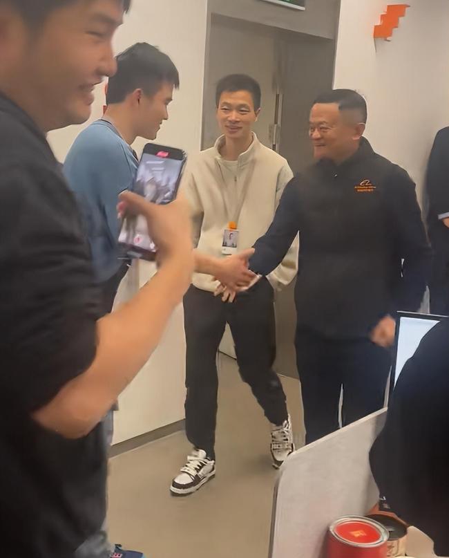 馬云現(xiàn)身酒吧被認出揮手打招呼 低調(diào)接地氣