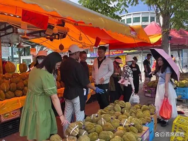 1家5口起飞前干掉11斤榴莲 机场尴尬事件引发关注