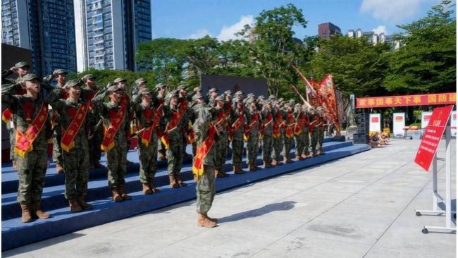 新兵奔赴军营 妈妈们含泪送行 家国情怀的传承