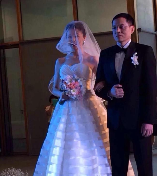 孙菲菲说前夫不准她提年龄差15岁 婚姻重担独自扛