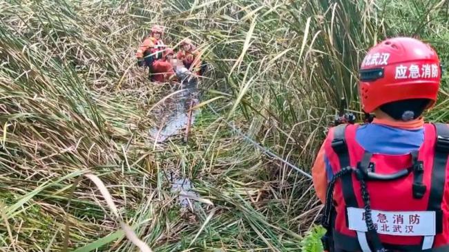 老人陷入淤泥 消防公安救援 复杂环境下的生死营救