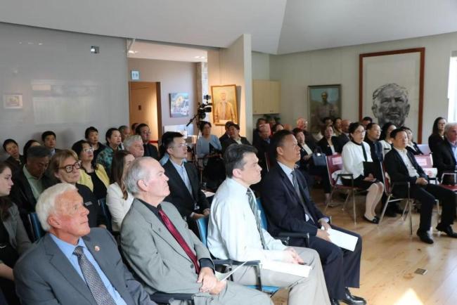 中加人士缅怀白求恩精神 共筑和平与友谊