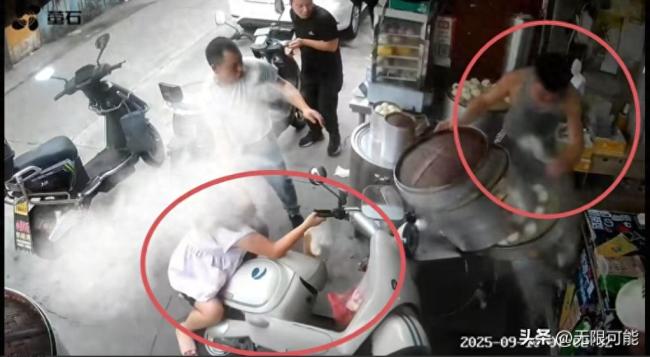 女子误拧电动车把手 车冲进包子店撞翻蒸锅