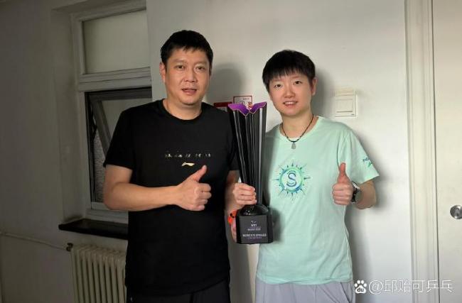 孫穎莎豎大拇指舉獎杯！