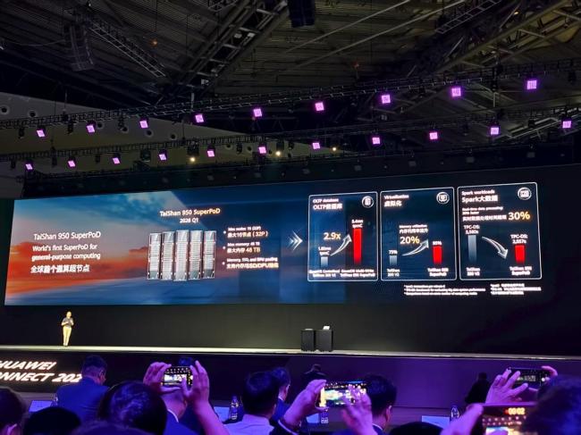 徐直军详解华为最强“算力核弹” 未来芯片路标揭晓