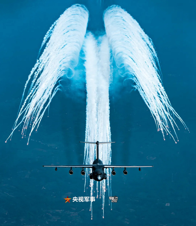 震撼！空中極近距離拍戰機影像大片來了