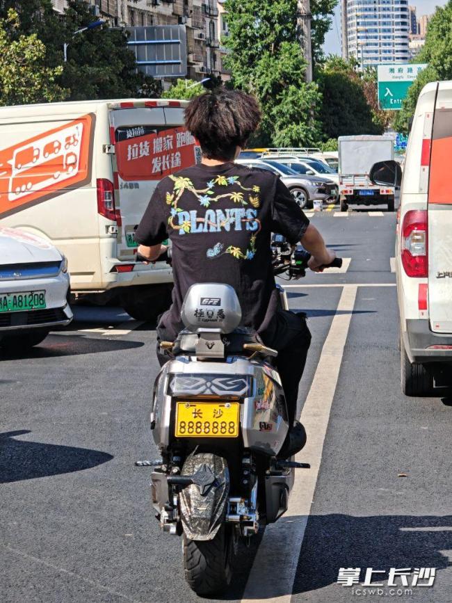 一个男孩因在线购物以获得假自行车许可而受到