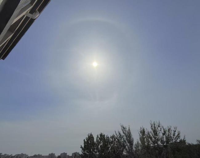 北京今日出现罕见日晕 太阳自带光环 壮丽景象引市民关注