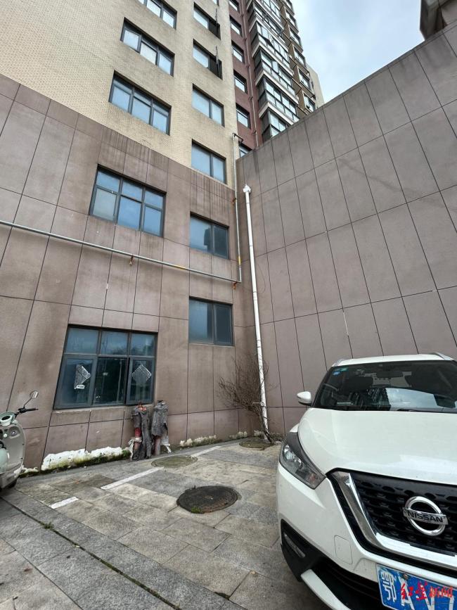 3岁女童坠楼案开庭 母亲短暂离家成悲剧