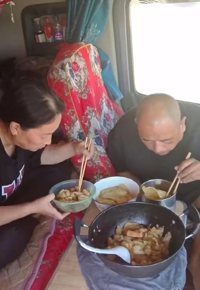 女子带着偏瘫丈夫跑半挂走红 坚韧爱情跨越千里