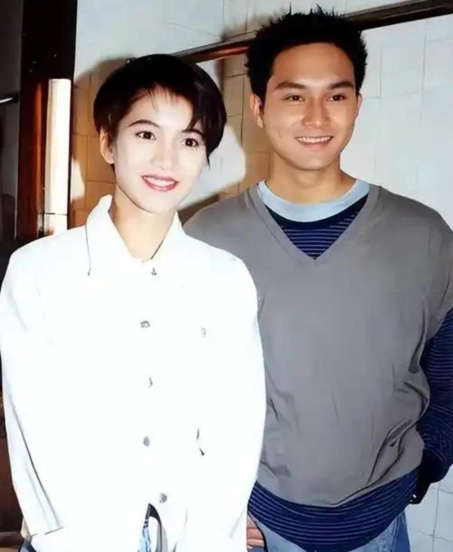 张智霖儿子在《歌手》做暑假工 星二代颜值优势引发关注