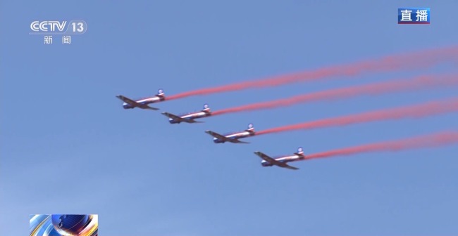惊艳全场!“天之翼”飞行表演队展示“七机开花”