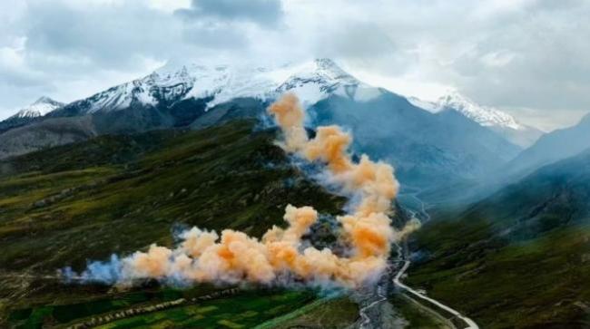 始祖鸟联手蔡国强的烟花艺术引争议