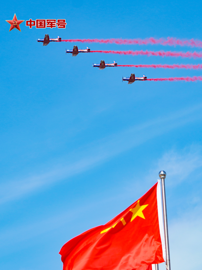 中国战机与红旗绝美同框！