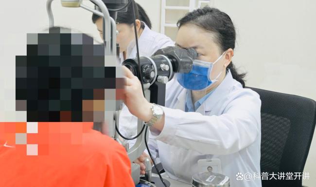 女子凌晨采莲蓬被蜻蜓蜇眼险失明