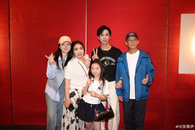 董璇女儿对张维伊态度引热议 大方支持妈妈再婚