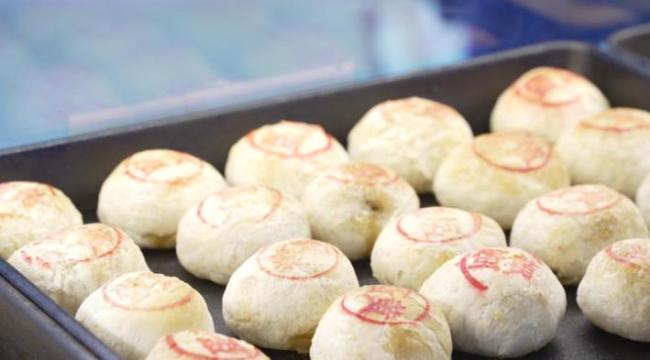 上海老字号月饼销售迎来小高峰 现烤月饼热度不减