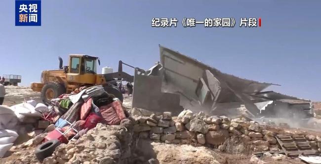 加沙民众用超市购物车推孩子逃难 绝望中的生存之路