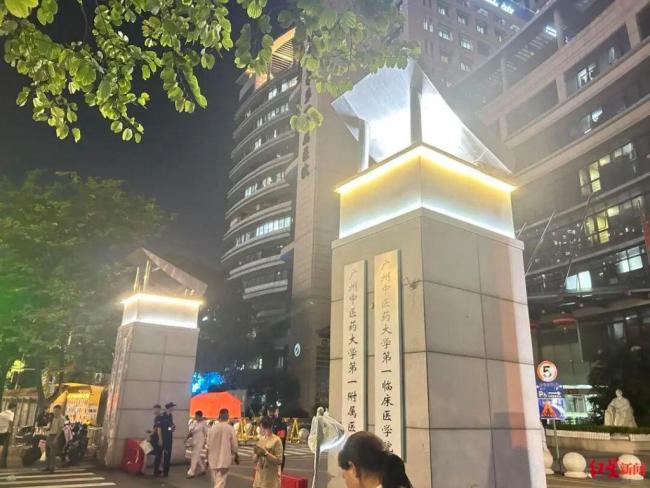知情人称伤医凶手反锁房门行凶