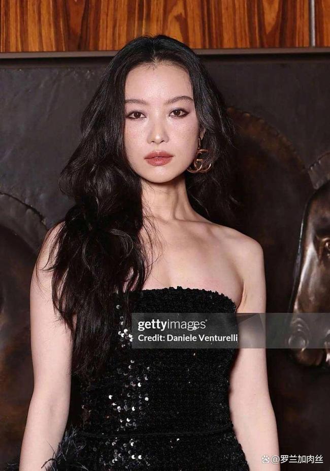 倪妮挽宋威龙胳背 米兰时装周亲密同业