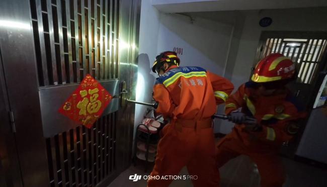 珠海消防顶风破门救出被困祖孙